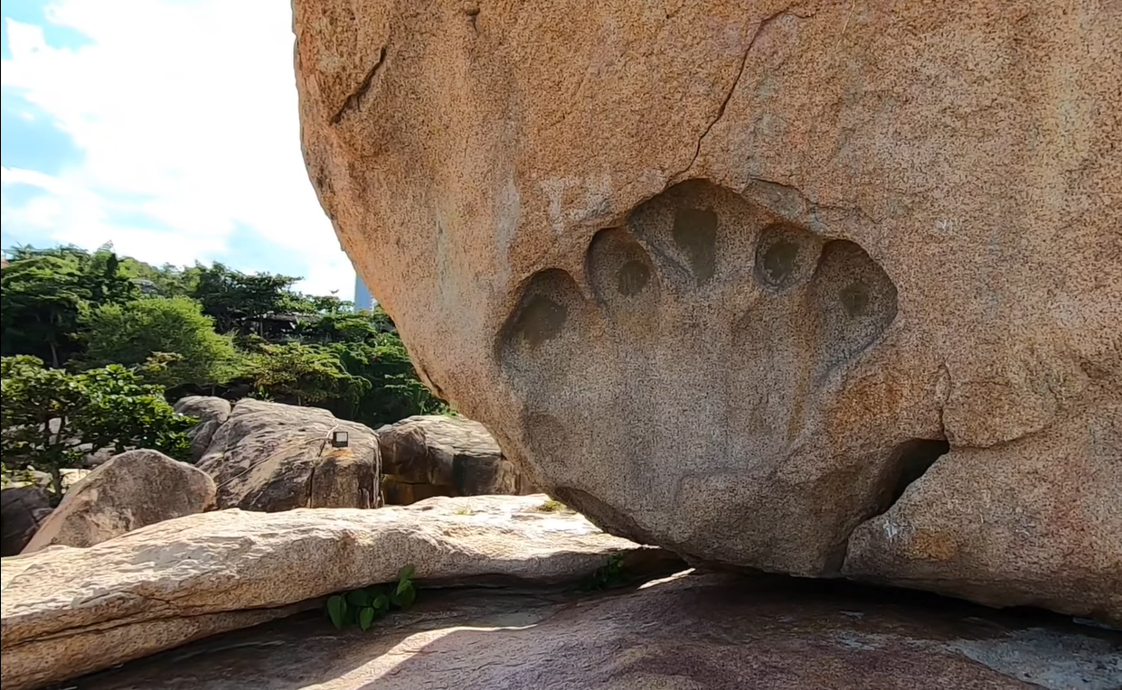 Sự tích bàn tay khổng lồ tại Hòn Chồng Nha Trang